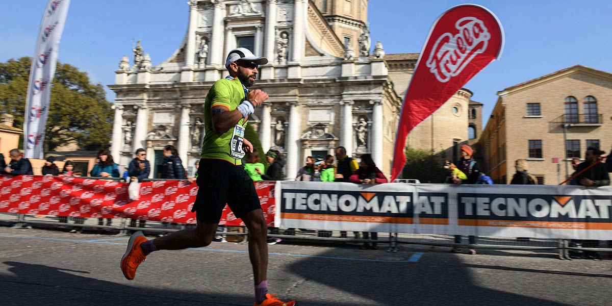 Frullà corre accanto agli sportivi